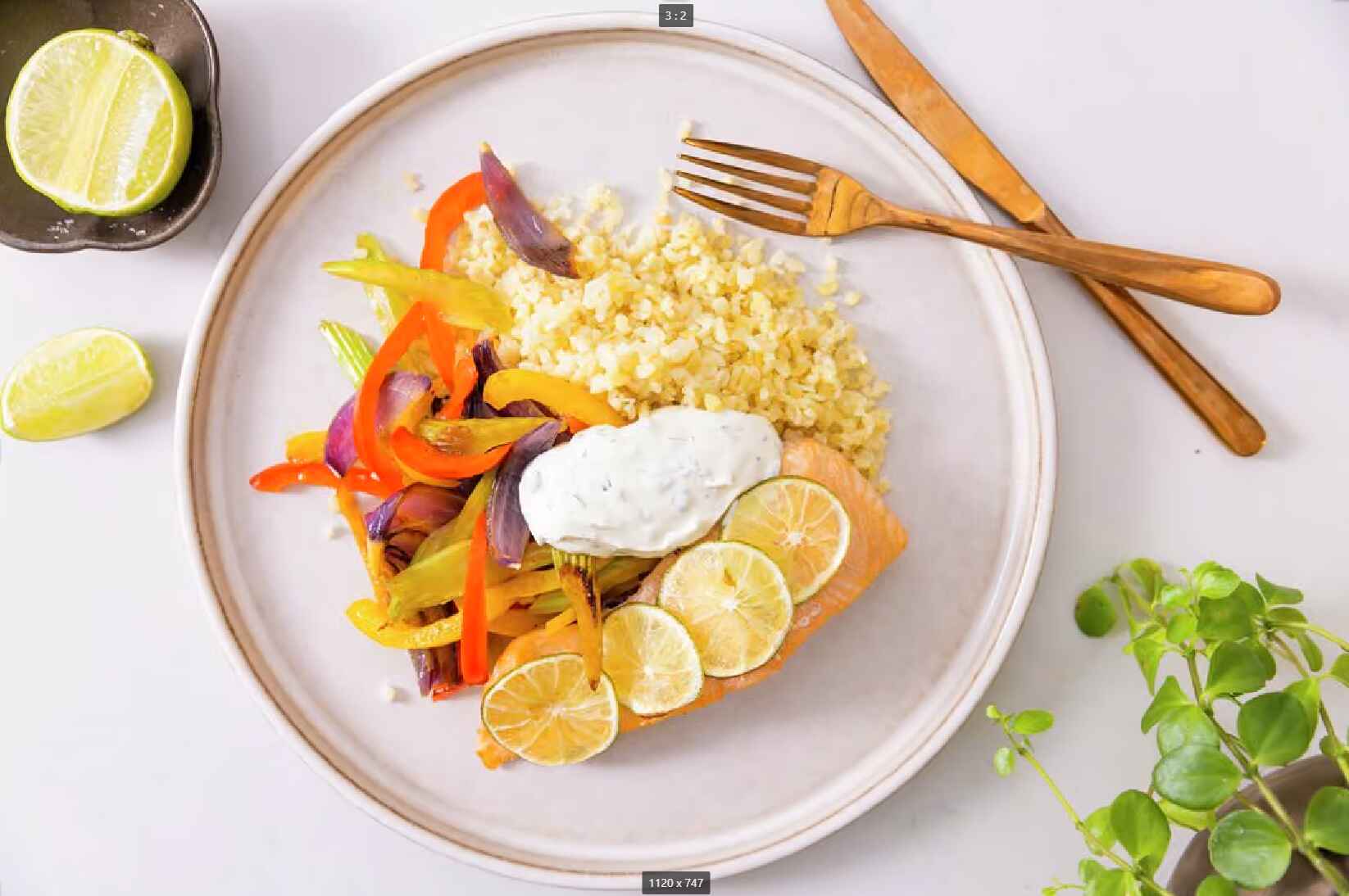 Laks med lynstegte grøntsager, bulgur og lime-dildsauce